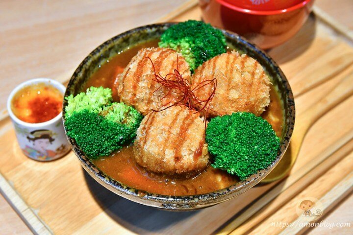 超人氣夜市排隊美食，爆漿起士牛肉丸佐香濃咖哩，好吃到不行!