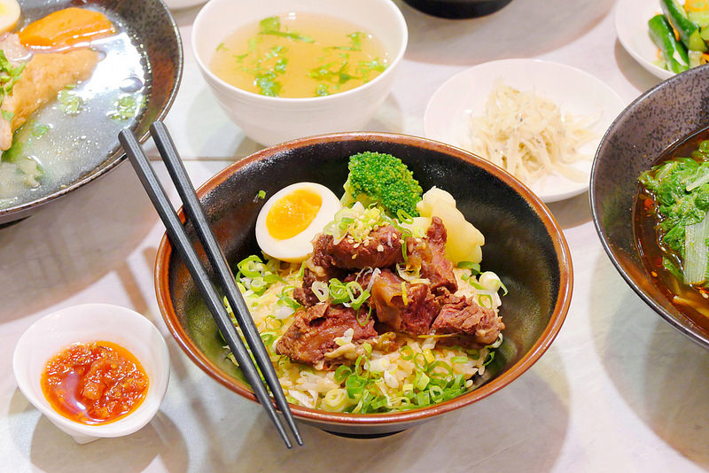 初川食堂：網路好評川味麻辣牛肉麵 招牌牛三寶麵香麻爽辣每日限量供應！