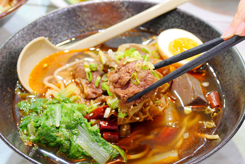 初川食堂：網路好評川味麻辣牛肉麵 招牌牛三寶麵香麻爽辣每日限量供應！