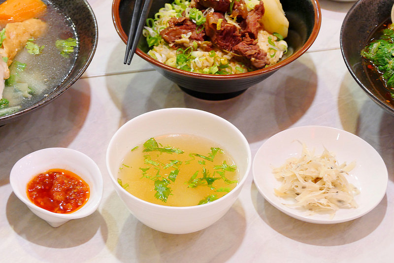 初川食堂：網路好評川味麻辣牛肉麵 招牌牛三寶麵香麻爽辣每日限量供應！