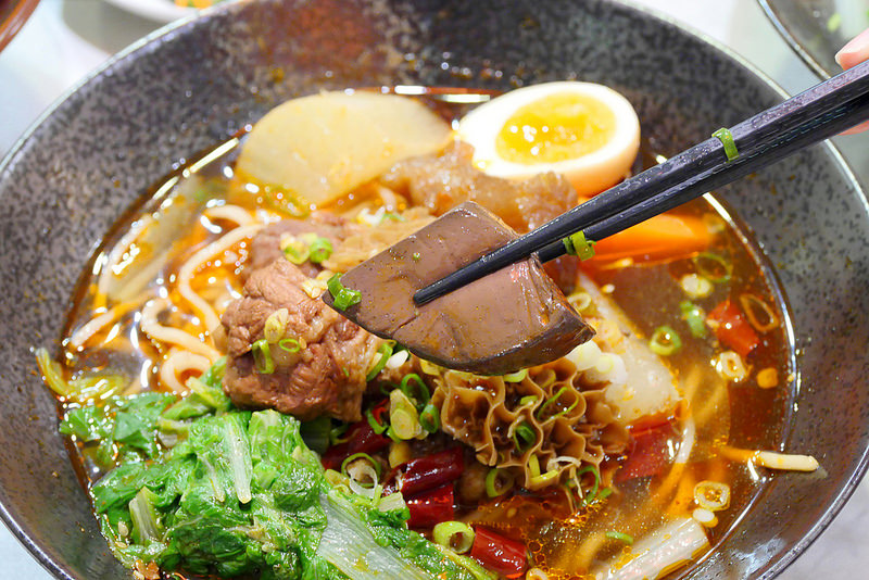 初川食堂：網路好評川味麻辣牛肉麵 招牌牛三寶麵香麻爽辣每日限量供應！