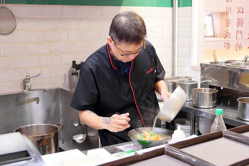 初川食堂：網路好評川味麻辣牛肉麵 招牌牛三寶麵香麻爽辣每日限量供應！