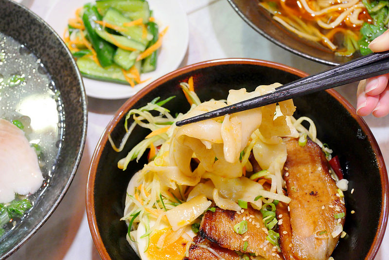 初川食堂：網路好評川味麻辣牛肉麵 招牌牛三寶麵香麻爽辣每日限量供應！