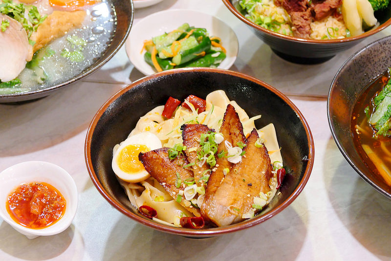 初川食堂：網路好評川味麻辣牛肉麵 招牌牛三寶麵香麻爽辣每日限量供應！