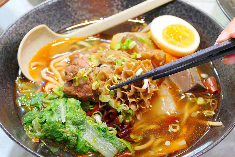 初川食堂：網路好評川味麻辣牛肉麵 招牌牛三寶麵香麻爽辣每日限量供應！