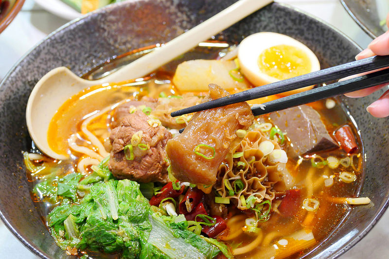 初川食堂：網路好評川味麻辣牛肉麵 招牌牛三寶麵香麻爽辣每日限量供應！