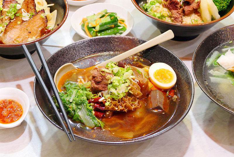 初川食堂：網路好評川味麻辣牛肉麵 招牌牛三寶麵香麻爽辣每日限量供應！
