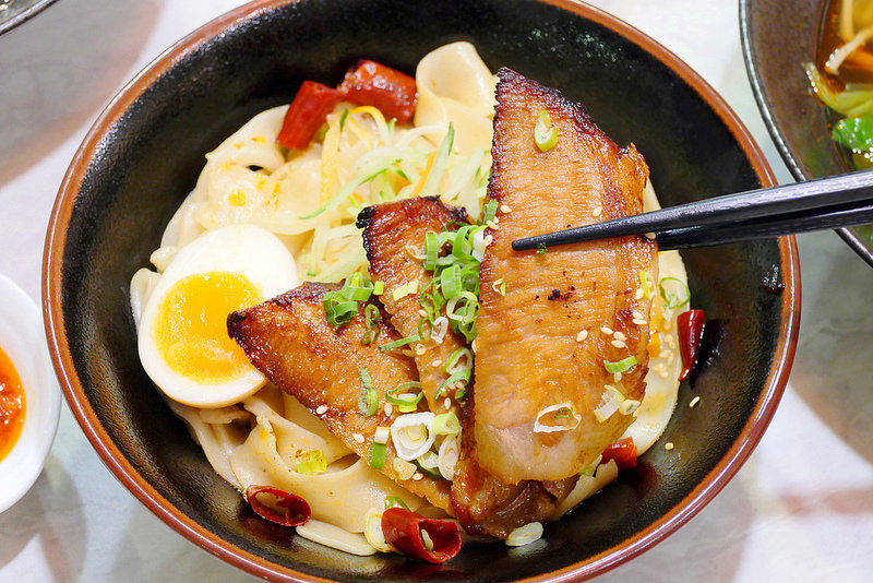 初川食堂：網路好評川味麻辣牛肉麵 招牌牛三寶麵香麻爽辣每日限量供應！