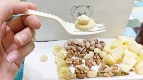 彌菓migoo：彌菓migoo-堅持低溫烘培  保留營養不只是熱量  頂級堅果禮盒  是中秋節的伴手禮首選  簡單的包裝蘊藏不簡單的內容