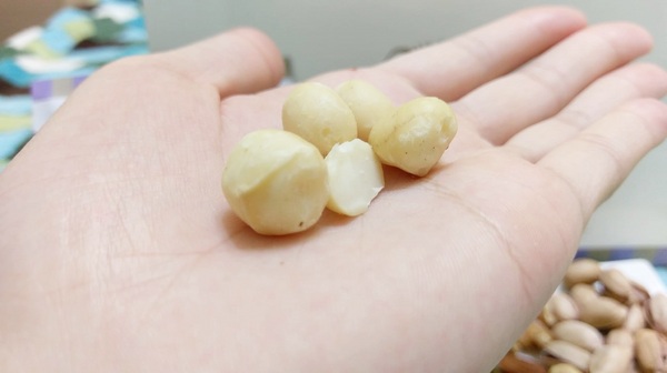 彌菓migoo：彌菓migoo-堅持低溫烘培  保留營養不只是熱量  頂級堅果禮盒  是中秋節的伴手禮首選  簡單的包裝蘊藏不簡單的內容