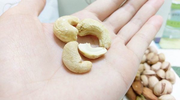 彌菓migoo：彌菓migoo-堅持低溫烘培  保留營養不只是熱量  頂級堅果禮盒  是中秋節的伴手禮首選  簡單的包裝蘊藏不簡單的內容