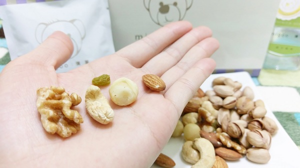 彌菓migoo：彌菓migoo-堅持低溫烘培  保留營養不只是熱量  頂級堅果禮盒  是中秋節的伴手禮首選  簡單的包裝蘊藏不簡單的內容