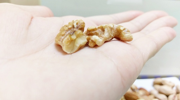 彌菓migoo：彌菓migoo-堅持低溫烘培  保留營養不只是熱量  頂級堅果禮盒  是中秋節的伴手禮首選  簡單的包裝蘊藏不簡單的內容