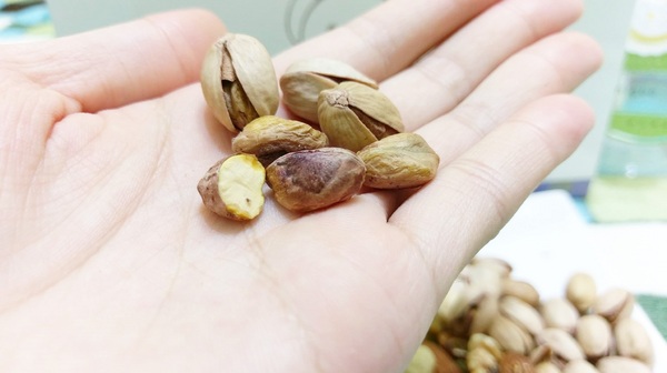 彌菓migoo：彌菓migoo-堅持低溫烘培  保留營養不只是熱量  頂級堅果禮盒  是中秋節的伴手禮首選  簡單的包裝蘊藏不簡單的內容