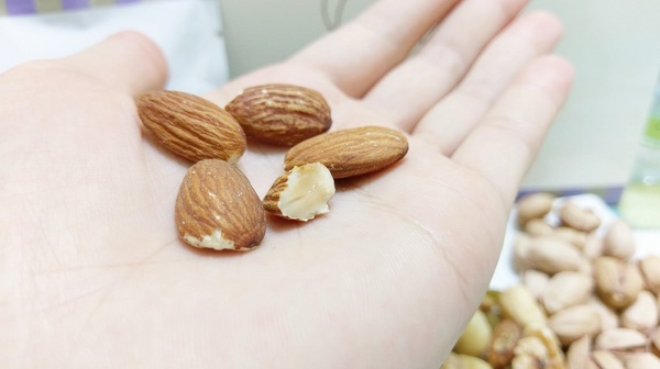 彌菓migoo：彌菓migoo-堅持低溫烘培  保留營養不只是熱量  頂級堅果禮盒  是中秋節的伴手禮首選  簡單的包裝蘊藏不簡單的內容