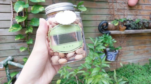 彌菓migoo：彌菓migoo-堅持低溫烘培  保留營養不只是熱量  頂級堅果禮盒  是中秋節的伴手禮首選  簡單的包裝蘊藏不簡單的內容