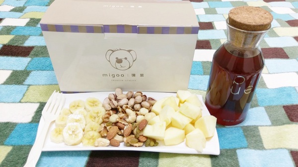 彌菓migoo：彌菓migoo-堅持低溫烘培  保留營養不只是熱量  頂級堅果禮盒  是中秋節的伴手禮首選  簡單的包裝蘊藏不簡單的內容