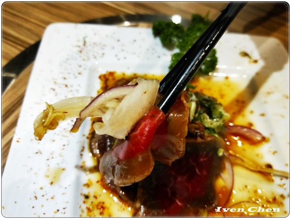 麵殿:《信義安和拉麵烏龍麵》讓人心滿意足的豚骨叉燒拉麵\銷魂生牛肉\直火燒肉丼\『麵殿』是美味的殿堂