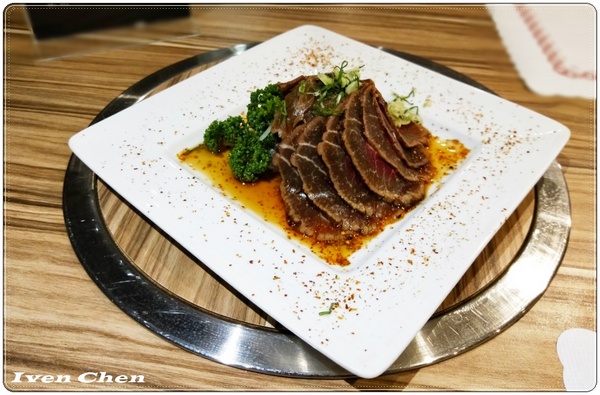 麵殿:《信義安和拉麵烏龍麵》讓人心滿意足的豚骨叉燒拉麵\銷魂生牛肉\直火燒肉丼\『麵殿』是美味的殿堂