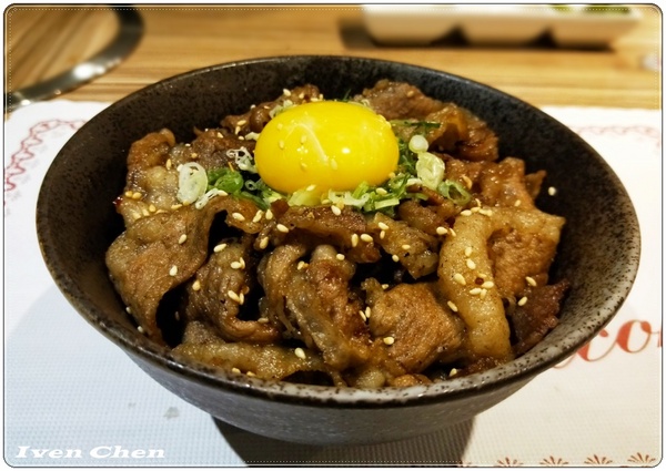 麵殿:《信義安和拉麵烏龍麵》讓人心滿意足的豚骨叉燒拉麵\銷魂生牛肉\直火燒肉丼\『麵殿』是美味的殿堂