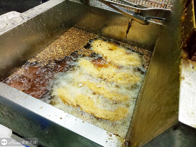 【新北三重】火烤香雞排 | 先炸後烤酥香超大塊雞排 厚實鮮嫩多汁 鹹甜醬料搭配白芝麻有夠好吃!