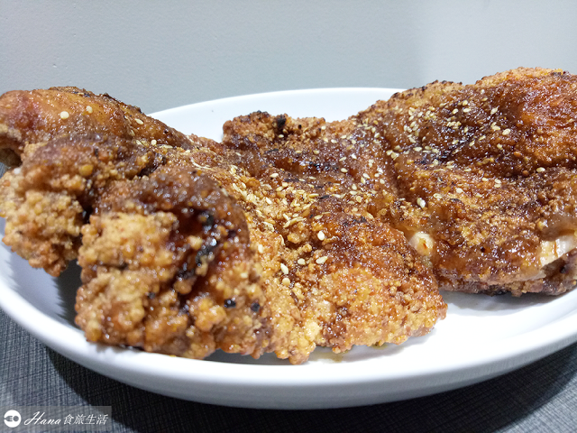 【新北三重】火烤香雞排 | 先炸後烤酥香超大塊雞排 厚實鮮嫩多汁 鹹甜醬料搭配白芝麻有夠好吃!