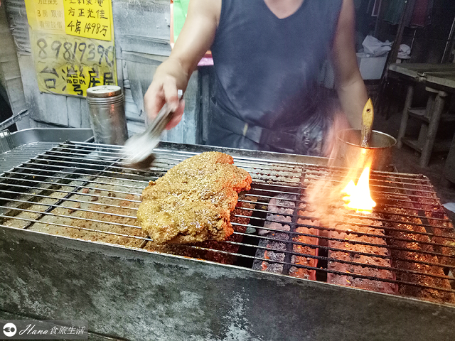 【新北三重】火烤香雞排 | 先炸後烤酥香超大塊雞排 厚實鮮嫩多汁 鹹甜醬料搭配白芝麻有夠好吃!