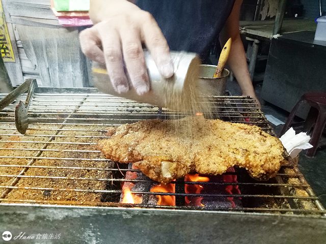 【新北三重】火烤香雞排 | 先炸後烤酥香超大塊雞排 厚實鮮嫩多汁 鹹甜醬料搭配白芝麻有夠好吃!