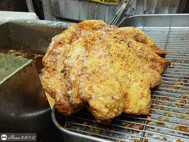 【新北三重】火烤香雞排 | 先炸後烤酥香超大塊雞排 厚實鮮嫩多汁 鹹甜醬料搭配白芝麻有夠好吃!