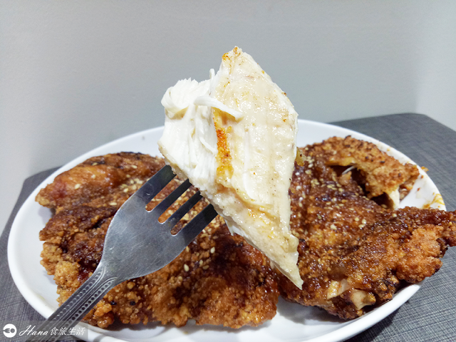 【新北三重】火烤香雞排 | 先炸後烤酥香超大塊雞排 厚實鮮嫩多汁 鹹甜醬料搭配白芝麻有夠好吃!