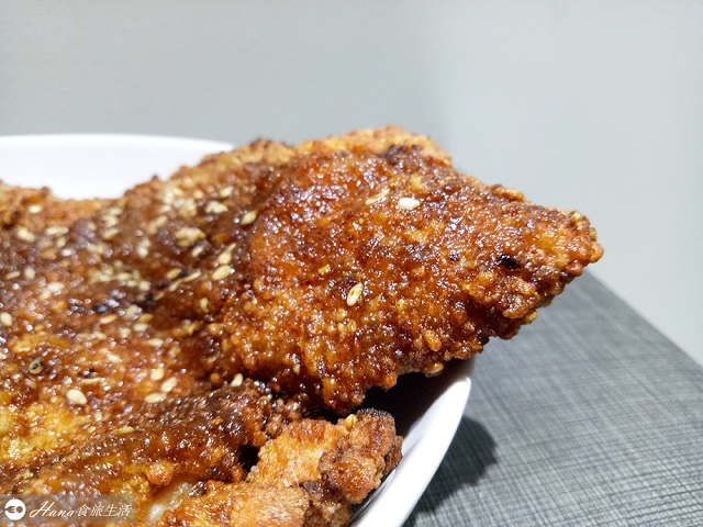 【新北三重】火烤香雞排 | 先炸後烤酥香超大塊雞排 厚實鮮嫩多汁 鹹甜醬料搭配白芝麻有夠好吃!