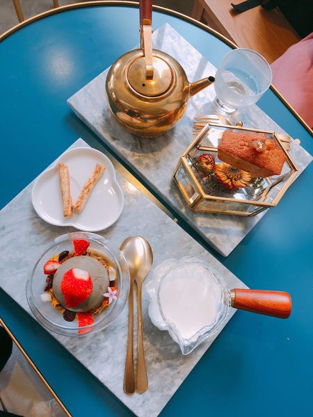 桃園✿ Glück ✿ 中壢超唯美孔雀藍系咖啡廳 ! 甜點飲品美到不捨下嚥 ! !