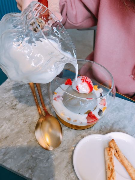 桃園✿ Glück ✿ 中壢超唯美孔雀藍系咖啡廳 ! 甜點飲品美到不捨下嚥 ! !