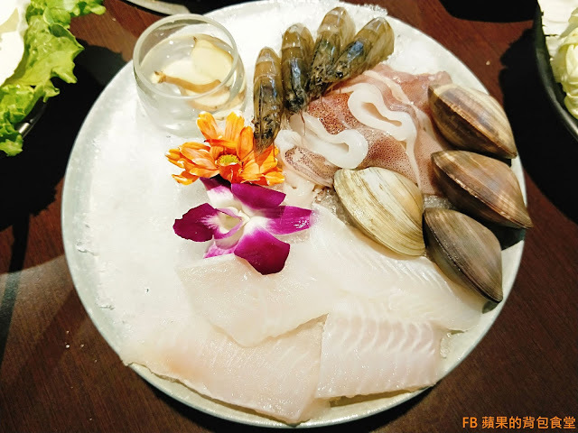 [食記] 苗栗竹南 - 連紀六今鍋物 海陸雙贏的超值饗宴 波士頓龍蝦活跳跳 A5黑毛和牛 安格斯黑牛入口即化 苗栗美食 苗栗火鍋