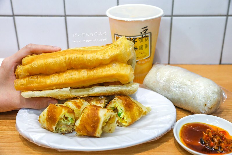 台北市中山區營業時間很長，越晚越熱鬧，台北人氣燒餅油條 招牌酥皮蛋餅 鹹蛋飯糰！