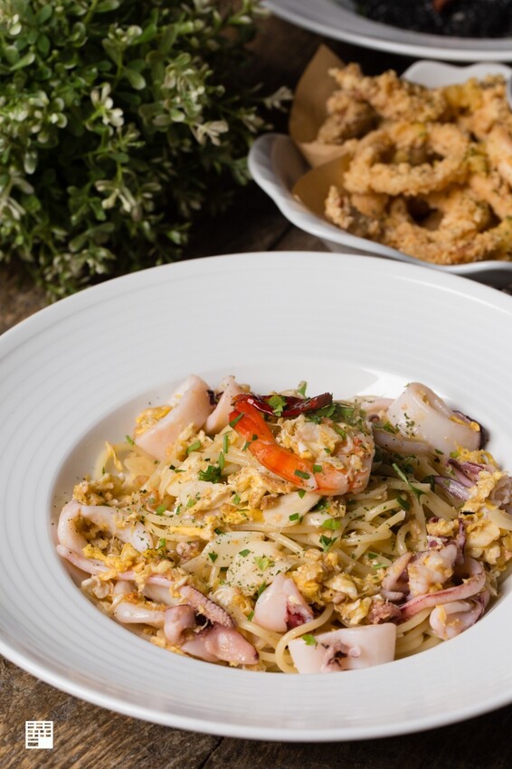 基隆信義區美食／Vivaio Pasta苗圃義大利餐廳必吃巨無霸虎蝦　情人節家族好友聚餐首選　門口還有超高聖誕樹