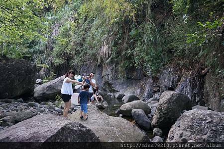 推薦台東露營的地方綺麗歌詩露營園區金剛山下消暑露營體驗射箭、釣魚、划船、玩溪水