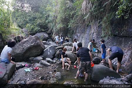 推薦台東露營的地方綺麗歌詩露營園區金剛山下消暑露營體驗射箭、釣魚、划船、玩溪水