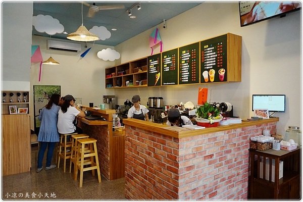 巴部屋工房(文心店):台中南屯』巴部屋 文心店║台中伴手禮首選,手工純鮮奶脆餅,輕食、現打水果冰沙,萌萌登場,還可以外送~