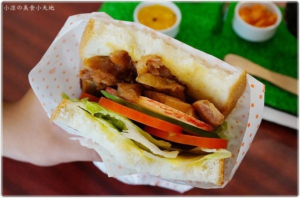 巴部屋工房(文心店):台中南屯』巴部屋 文心店║台中伴手禮首選,手工純鮮奶脆餅,輕食、現打水果冰沙,萌萌登場,還可以外送~