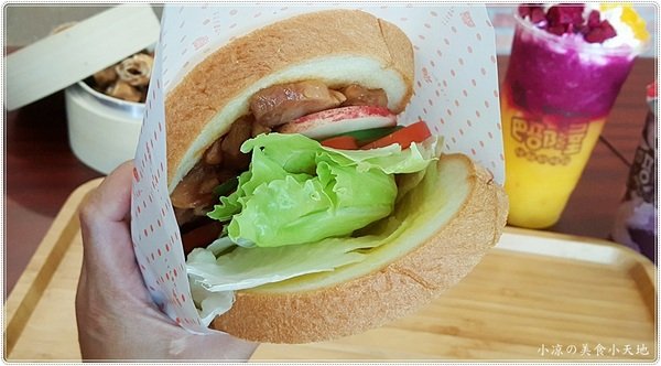 巴部屋工房(文心店):台中南屯』巴部屋 文心店║台中伴手禮首選,手工純鮮奶脆餅,輕食、現打水果冰沙,萌萌登場,還可以外送~