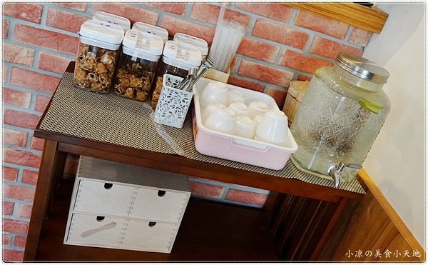 巴部屋工房(文心店):台中南屯』巴部屋 文心店║台中伴手禮首選,手工純鮮奶脆餅,輕食、現打水果冰沙,萌萌登場,還可以外送~