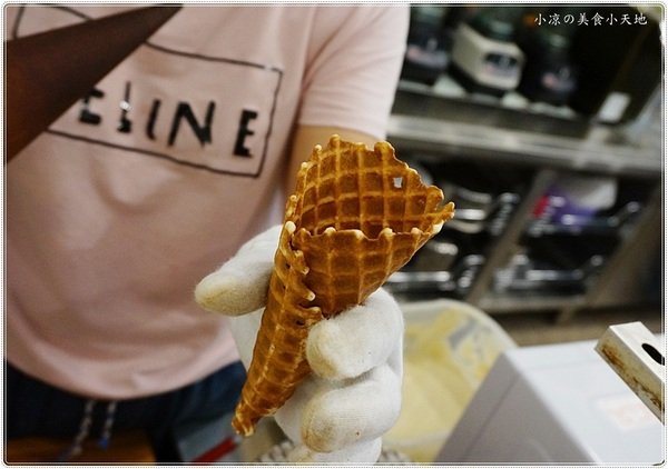 巴部屋工房(文心店):台中南屯』巴部屋 文心店║台中伴手禮首選,手工純鮮奶脆餅,輕食、現打水果冰沙,萌萌登場,還可以外送~