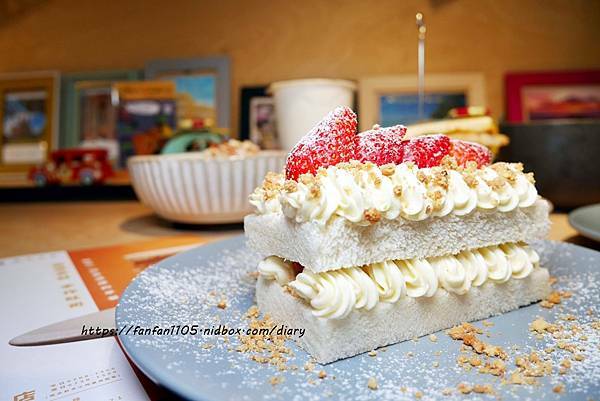 【台北必吃早餐】福來早餐 #阿嬤秘方辣菜脯 #台式醃黃瓜半熟蛋炸豬排吐司 #草莓卡士達吐司 #台北特色早餐 #忠孝復興站 (16).JPG