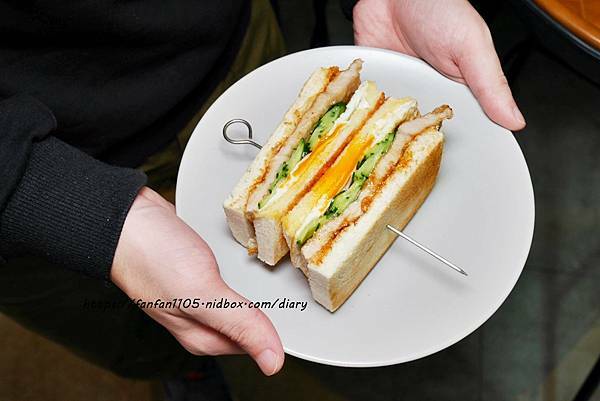 【台北必吃早餐】福來早餐 #阿嬤秘方辣菜脯 #台式醃黃瓜半熟蛋炸豬排吐司 #草莓卡士達吐司 #台北特色早餐 #忠孝復興站 (11).JPG