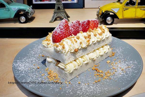 【台北必吃早餐】福來早餐 #阿嬤秘方辣菜脯 #台式醃黃瓜半熟蛋炸豬排吐司 #草莓卡士達吐司 #台北特色早餐 #忠孝復興站 (10).JPG