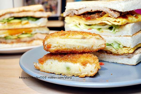 【台北必吃早餐】福來早餐 #阿嬤秘方辣菜脯 #台式醃黃瓜半熟蛋炸豬排吐司 #草莓卡士達吐司 #台北特色早餐 #忠孝復興站 (18).JPG