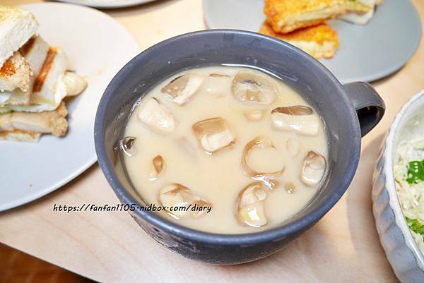 【台北必吃早餐】福來早餐 #阿嬤秘方辣菜脯 #台式醃黃瓜半熟蛋炸豬排吐司 #草莓卡士達吐司 #台北特色早餐 #忠孝復興站 (22).JPG