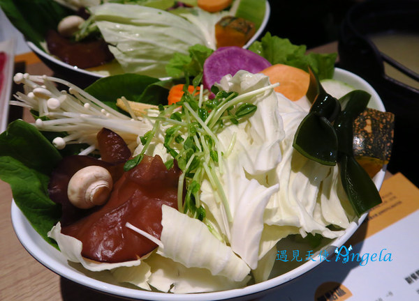 雞湯大叔：法式雞湯火鍋-白蘭地燉雞鍋物你吃過沒~