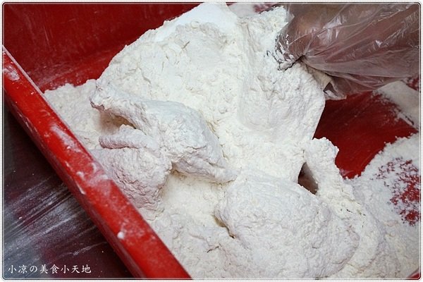 爆Q美式炸雞東興店：台中南屯』爆Q美式炸雞東興店║台中爆漿炸雞!!現點現炸，外酥肉嫩，誇張爆汁吮指回味！